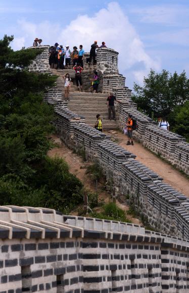 남한산성에 있는 5개의 옹성 중 최고의 전망을 자랑하는 연주봉 정상 망루.  이종원 선임기자 jongwon@seoul.co.kr