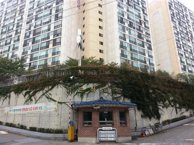 서울 서초구 반포동 반포미도아파트 전경. 1987년에 지어진 이 아파트는 2007년부터 리모델링 사업을 추진해 왔지만 최근 재건축 연한이 단축되면서 재건축으로 방향을 바꿀지 주민들이 고민하고 있다.