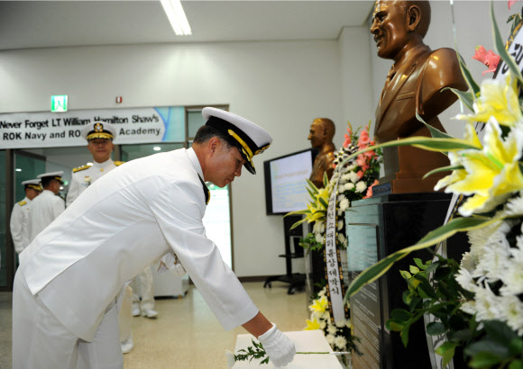 6·25때 전사한 美 해군 대위 흉상 제막