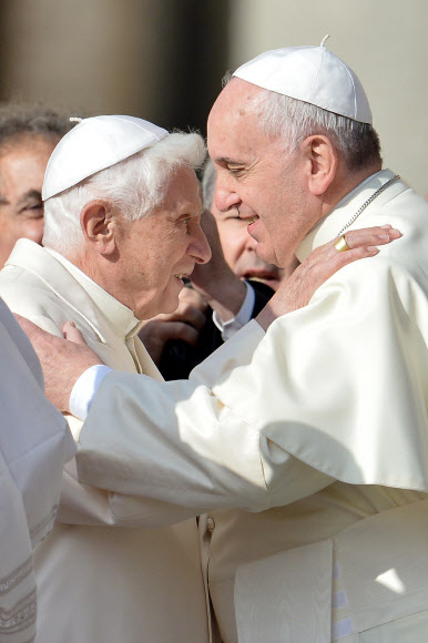 28일(현지시간) 바티칸 성베드로광장에서 집전된 조부모들을 위한 미사에 참석한 전임 교황 베네딕토 16세(왼쪽)를 프란치스코 교황이 따뜻하게 맞아 주고 있다. 바티칸 AFP 연합뉴스
