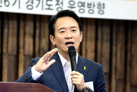 남경필 경기도지사가 28일 의정부시 경기북부 상공회의소에서 열린 북부 기우회에 참석해 도정 운영 계획에 대해 설명하고 있다.  경기도북부청 제공