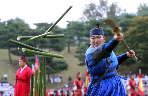 1일 충남 계룡시 계룡대에서 열린 건군 66주년 국군의 날 기념식에서 한 전통무술시범단원이 대나무 절단시범을 보이고 있다.  연합뉴스