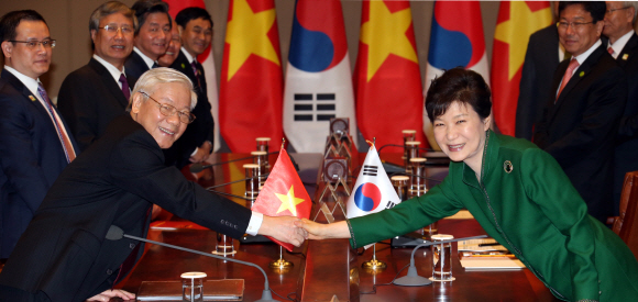 박근혜 대통령이 2일 청와대에서 응우옌푸쫑 베트남 공산당 서기장과 확대 정상회담을 하기 전 악수하고 있다. 