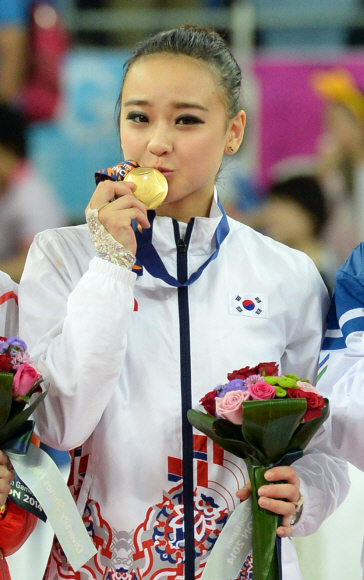 손연재가 생애 첫 아시안게임 금메달에 입을 맞추고 있다. 
