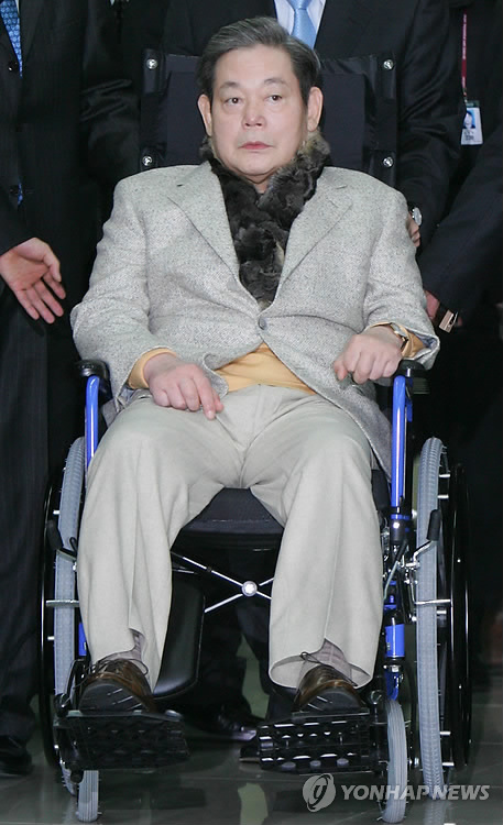 지난 2006년 2월 이건희 회장이 휠체어를 타고 김포공항을 통해 입국하고 있는 모습. (연합뉴스 자료사진)
