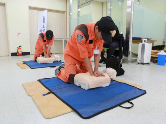 의무소방원 훈련병들이 심폐소생술(CPR) 등 구급법을 실습하고 있다. 구조대원은 응급환자를 무조건 살릴 수 있다는 마음가짐을 지녀야 한다. 중앙소방학교 제공