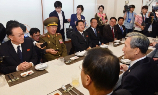 2014 인천 아시안게임 폐막식 참석차 방남한 북한 김양건 당 통일전선부장 겸 대남담당 비서, 황병서 북한군 총정치국장, 최룡해 노동당 비서가 4일 오전 인천시 남동구 영빈관에서 김관진 청와대 국가안보실장과 류길재 통일부 장관 등 남북 고위대표단이 오찬하기 전 대화를 하고 있다.2014.10.4<br>사진공동취재단