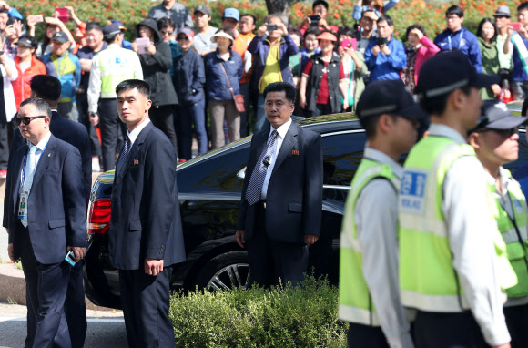 4일 오후 인천 아시안게임 폐막식에 참석하는 북한 고위 인사와 김관진 청와대 국가안보실장 등이 함께 오찬을 가진 인천의 한 식당에 남한 경찰과 북한 경호원들의 모습이 대비되고 있다.  연합뉴스