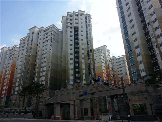 현대건설이 화곡3주구를 재건축한 서울 강서구 화곡동 강서 힐스테이트 전경. 부동산 시장이 활기를 되찾으면서 이 아파트를 포함해 재건축 미분양 아파트 물량이 소진되고 있다.