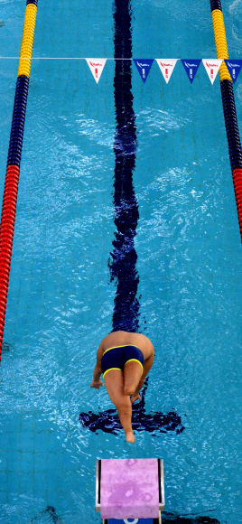 수영의 김세진 선수가 물속을 향해 힘찬 스타트를 하고 있다. 김세진은 지체장애를 극복하고 한국 장애인 수영의 간판으로 성장한 금메달 유망주다.