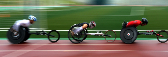 바퀴가 셋 달린 휠체어로 트랙을 질주하는 육상은 장애인경기대회의 인기 종목이다.
