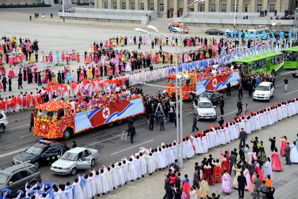 북한에 도착한 선수단이 평양시민들의 열렬한 환영을 받으며 무개차를 타고 카퍼레이드를 하고 있다.  조선중앙통신 연합뉴스