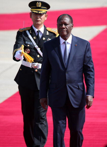 의장대 사열하는 와타라 코트디부아르 대통령
