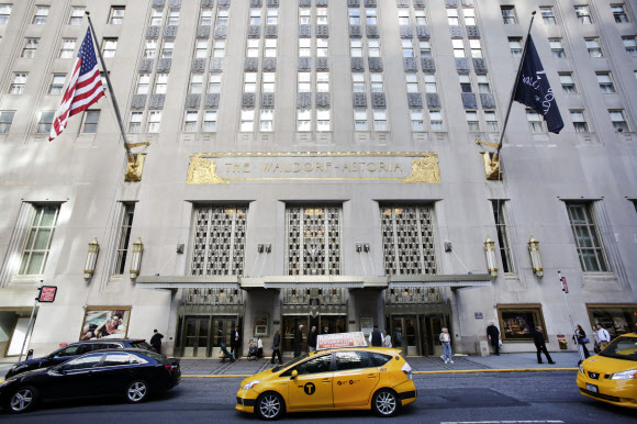중국 안방보험그룹에 매각되는 뉴욕 맨해튼의 랜드마크 월도프 아스토리아 호텔 앞으로 6일(현지시간) 택시들이 지나가고 있다. 호텔은 중국 자본에 매각됐지만 앞으로 100년간은 힐튼월드와이드가 계속 운영한다. 뉴욕 AP 연합뉴스