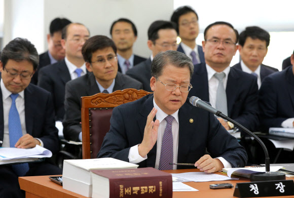 임환수 국세청장이 8일 오전 서울 종로구 수송동 국세청에서 열린 국회 기획재정위 국정감사에서 의원들의 질의에 답변하고 있다.  연합뉴스