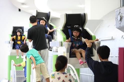가족우주과학캠프 참가 가족들이 우주유영체험장비(MMU)를 체험하고 있다. 한국청소년활동진흥원 제공