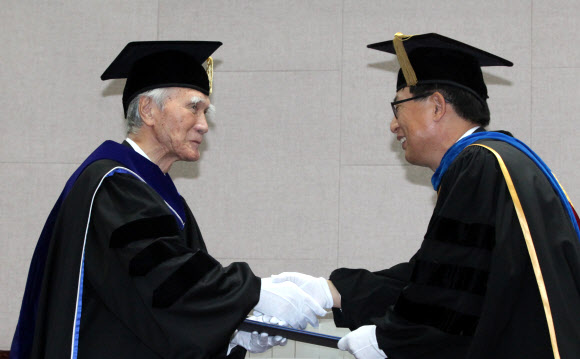 무라야마 도미이치(왼쪽) 전 일본 총리가 9일 서울 동작구 숭실대에서 한헌수 총장에게 명예박사 학위를 받고 있다. 연합뉴스