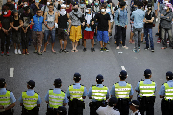 바리케이드 철거한 홍콩 경찰… 시위대 진압 전초전? 