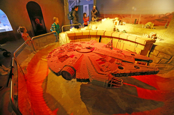 영국 윈저 레고랜드 내 레고모양으로 만든 스타워즈 전시관 모습.