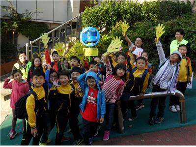 14일 금북초등학교 학생들이 타요버스 정류장에서 ‘워킹스쿨버스’를 기다리며 즐거워하고 있다.<br>성동구 제공