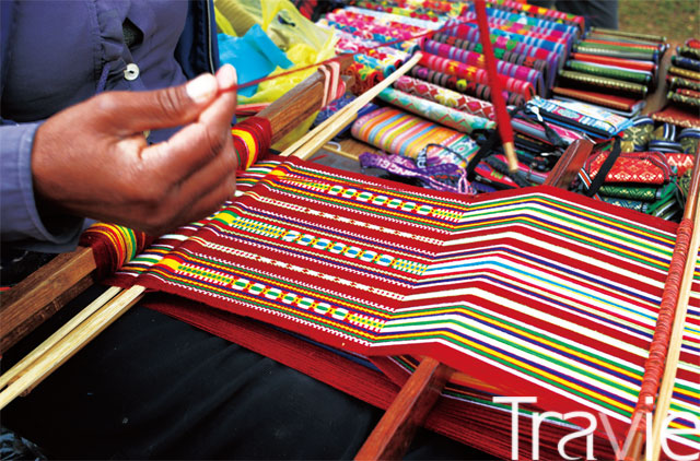 라다 정상에서 베틀로 직접 짠 천을 판매하는 고산족 여인