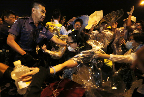 홍콩 경찰-시위대 충돌…45명 체포