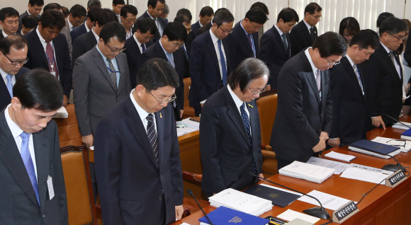 국회 농림축산식품해양수산위원회에서 15일 열린 해양수산부 등에 대한 국정감사에서 이주영(앞줄 왼쪽에서 세 번째) 해수부 장관과 김석균(두 번째) 해양경찰청장 등 증인들이 세월호 희생자에 대해 묵념하고 있다.  이종원 선임기자 jongwon@seoul.co.kr