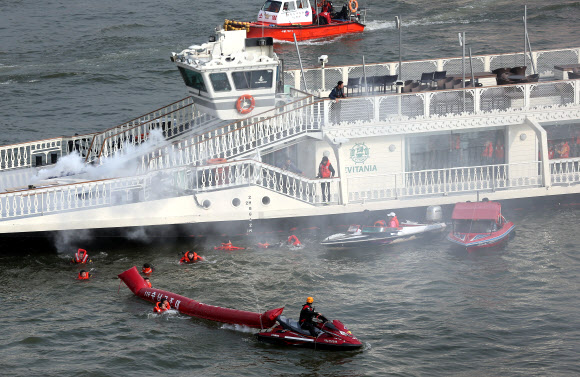 물에 빠진 승객들 구하는 구조대