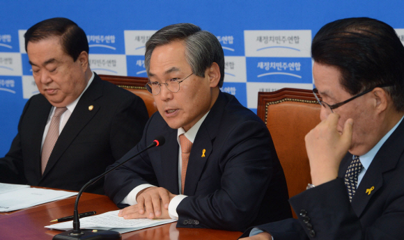 새정치민주연합 우윤근 원내대표가  22일 오전 국회에서 열린 비상대책위원회의에서 주요 정치 현안에 대해 발언하고 있다.  안주영 기자 jya@seoul.co.kr