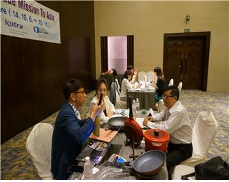 지난 9일 싱가포르에 파견된 영등포구 아시아무역사절단이 칼튼호텔에서 현지 기업 바이어들과 상담을 하고 있다.<br>영등포구 제공