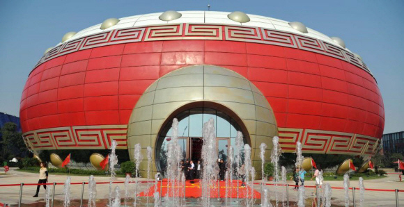 중국 전역에 국적 불명의 기이한 랜드마크 건축물들이 속속 들어서고 있다. 안후이성 허페이의 중궈구.  사진 출처 중국신문망