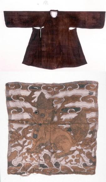 조선 중기 한성판윤을 지낸 조경(1541~1609)의 묘에서 출토된 한성판윤의 관복(위)과 해치를 수놓은 흉배(아래). 해치는 광화문 앞에 놓인 전설상의 동물 해태의 본딧말로 서울의 상징으로 지정됐다.  서울시 제공
