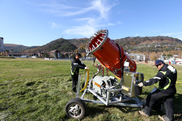 기온 ‘뚝’… 대관령 스키장은 인공눈 작업 한창  서리가 내리고 얼음이 어는 등 벌써 겨울을 마주한 강원 평창군 대관령의 한 스키장에서 27일 직원들이 제설기를 슬로프에 배치하며 인공눈을 만들 준비를 하고 있다.<br>평창 연합뉴스