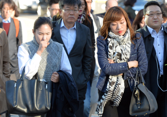 차가운 북서쪽 고기압이 확장하면서 큰 폭으로 아침 기온이 떨어진 27일 서울 광화문에서 시민들이 두꺼운 옷차림으로 출근길을 재촉하고 있다.  박지환 기자 popocar@seoul.co.kr