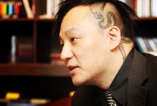 가수 신해철이 심장 이상으로 수술을 받았지만 27일 오후 8시 19분 끝내 세상을 떠났다. 향년 46세. 신해철은 지난 22일 갑작스러운 심정지로 심폐소생술을 받은 뒤 송파구 풍납동 서울아산병원 응급실로 이송돼 수술을 받고 중환자실에 입원 중이었다. <br>연합뉴스DB