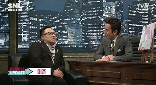 지난 7월 5일 tvN ‘SNL코리아’ 방송에서 MC 유희열과 마주앉은 가수 신해철이 “몇 년 동안 여러분을 못 뵌 사이에 세상에서 제일 중요한 문장들을 찾아냈다고 생각한다”며 “제 가족뿐만 아니라 여러분 모두와 나누고 싶은 이야기입니다. 어떻게 돼도 좋으니깐, 여러분, 아프지만 마세요”라고 말한 것이 화제가 되고 있다.<br>사진출처: tvN ‘SNL코리아’ 방송 캡처