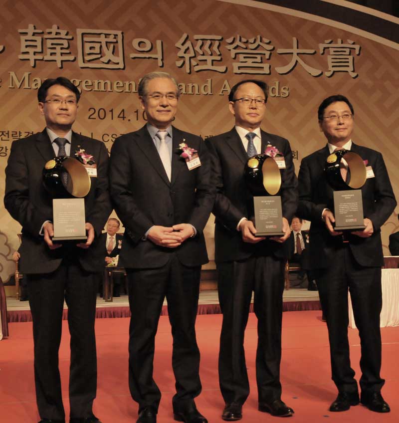 10월 28일 개최된 ‘2014 한국의 경영대상’ 시상식에 참석한 에너지관리공단 변종립 이사장(왼쪽 첫 번째)이 창조경영부문 대상 수상 후 수상자들과 함께 기념촬영을 하고 있다.