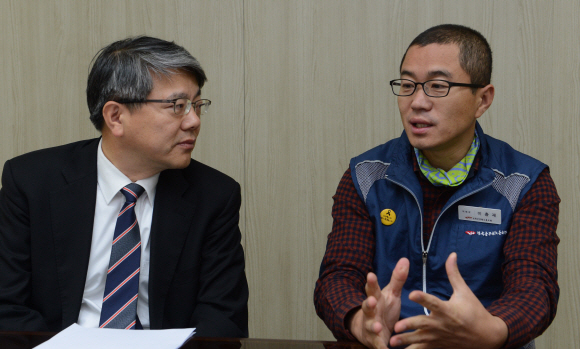 김용하(왼쪽) 순천향대 교수와 이충재(오른쪽) 전국공무원노동조합 위원장이 공무원연금제도 개혁 방안에 대해 토론하고 있다. 안주영 기자 jya@seoul.co.kr