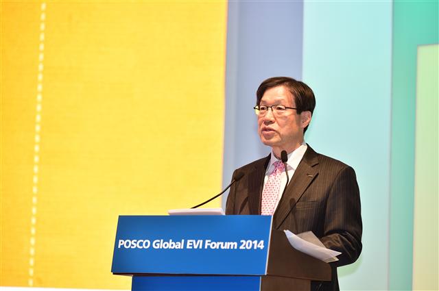 권오준 회장이 28일 인천 송도컨벤시아에서 열리고 있는 ‘2014 포스코 글로벌 EVI 포럼’에서 기조연설을 하고 있다.  포스코 제공