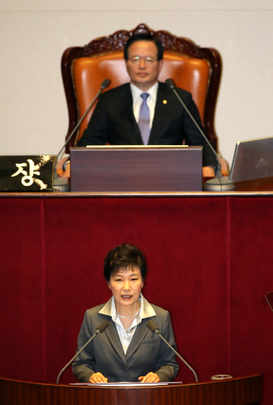 박근혜 대통령이 29일 국회에서 새해 예산안 시정연설을 하고 있다.   연합뉴스