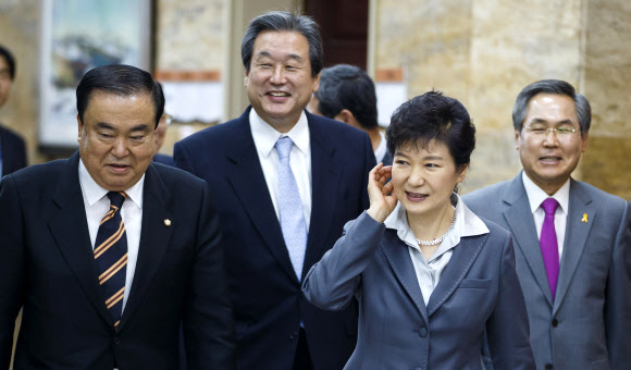 박근혜 대통령과 새누리당 김무성 대표, 새정치민주연합 문희상 비대위원장, 우윤근 원내대표 등 여야 지도부가 29일 국회 귀빈식당에서 여야 영수회담을 마치고 밖으로 나오고 있다.   연합뉴스