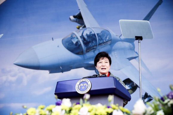 박근혜 대통령이 30일 강원도 원주 공군 제8전투비행단에서 열린 국산전투기 FA-50 전력화 기념식에 참석했다. 박 대통령이 인사말을 통해 관계자들을 격려하고 있다.  청와대사진기자단