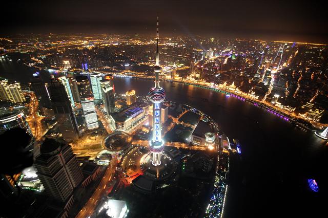 황푸강이 흐르는 중국 상하이 푸동 지구의 화려한 밤풍경. 중국 경제의 비약적인 발전을 상징적으로 보여 준다.  서울신문 포토라이브러리