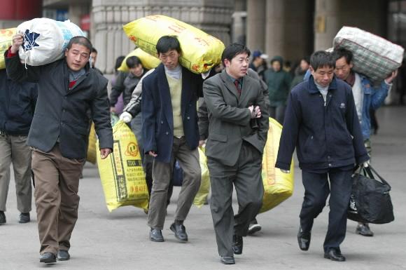 대략 2억명 안팎으로 추산되는 농민공의 삶은 중국 경제 발전의 불균형을 나타냄과 동시에 사회 문제까지 야기시키고 있다. 사진은 일자리를 찾기 위해 짐을 떠메고 도시로 찾아드는 농민공들.  서울신문 포토라이브러리