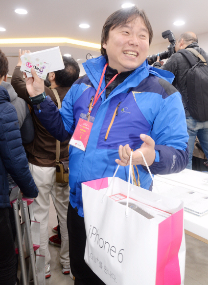 31일 LG유플러스 서울 서초직영점에서 애플의 아이폰6와 아이폰6플러스가 출시된 가운데 1호 가입자가 애플의 아이폰6를 받아들고 활짝 웃고 있다. 도준석 기자 pado@seoul.co.kr