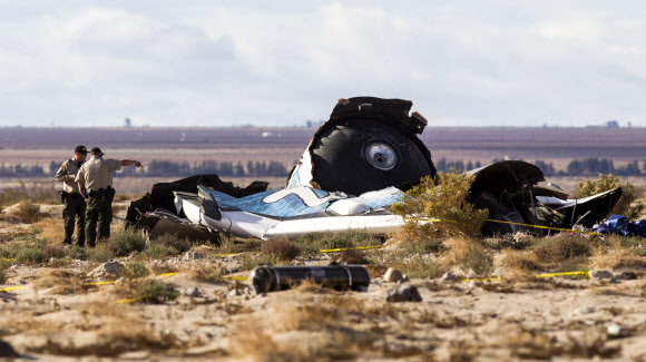 1일(현지시간) 미국 캘리포니아주 모하비 사막에서 조사단원들이 폭발 사고로 추락한 우주여객선 ‘스페이스십Ⅱ’의 잔해 부근을 둘러보고 있다. 모하비 AP 연합뉴스
