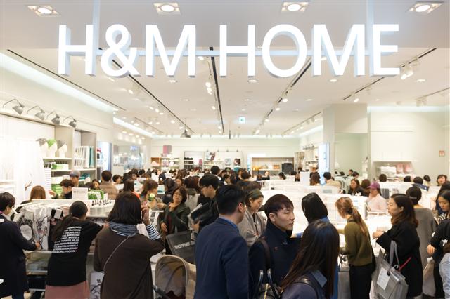 지난달 30일 서울 잠실 롯데월드 쇼핑몰에 문을 연 H&M홈 1호 매장이 고객들로 북적이고 있다.  H&M 제공