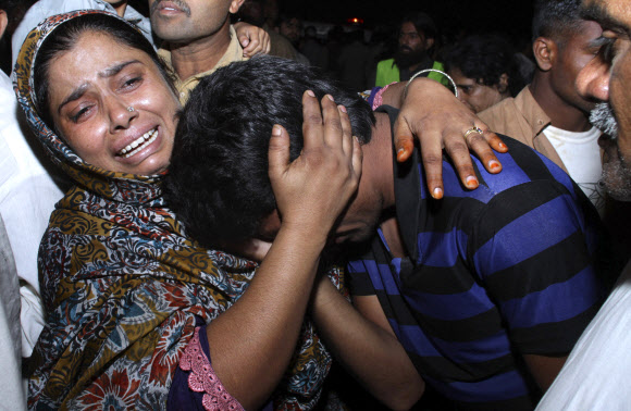 비통한 모정… 파키스탄 폭탄테러 최소 60명 사망  