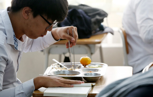 고3 “한 손엔 책, 한 손엔 젓가락”