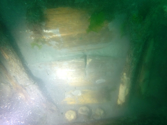 수중 발견 당시 옛 선박의 외판재 모습. 국립해양문화재연구소 제공
